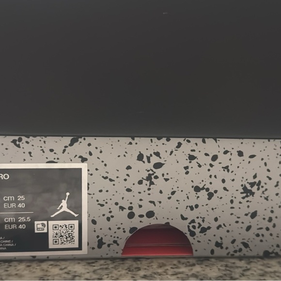 Jordan Sneakers White and Gray - Picture 2 of 3